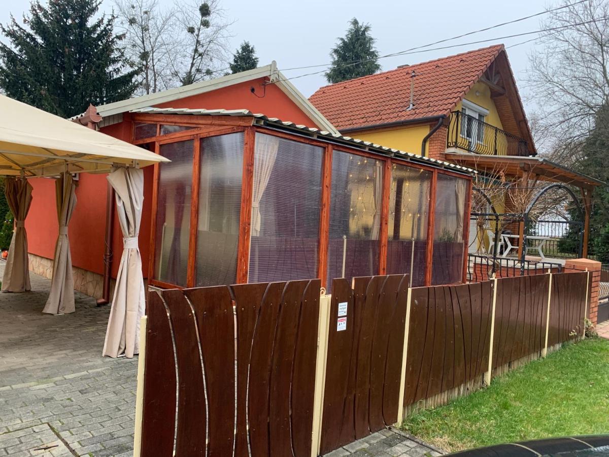 Gunarasi Villa Jacuzzival Dombovar Luaran gambar