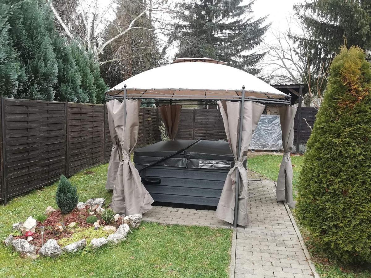 Gunarasi Villa Jacuzzival Dombovar Luaran gambar
