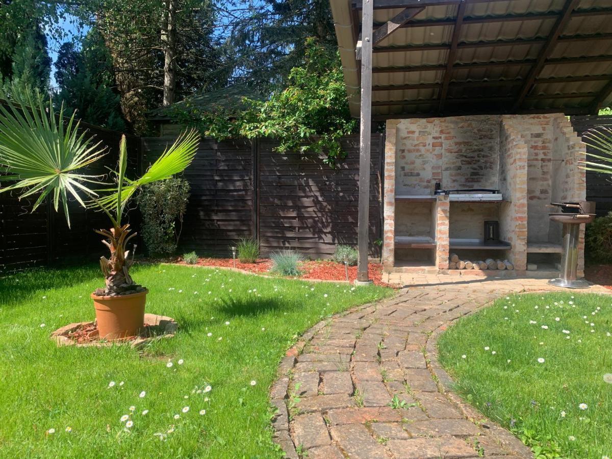 Gunarasi Villa Jacuzzival Dombovar Luaran gambar