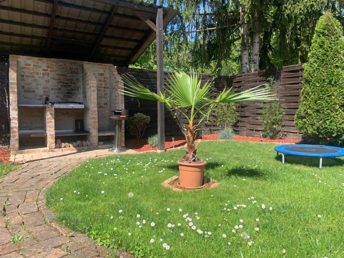 Gunarasi Villa Jacuzzival Dombovar Luaran gambar